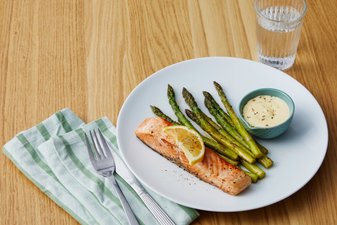 Seared salmon with asparagus and 5-minute hollandaise