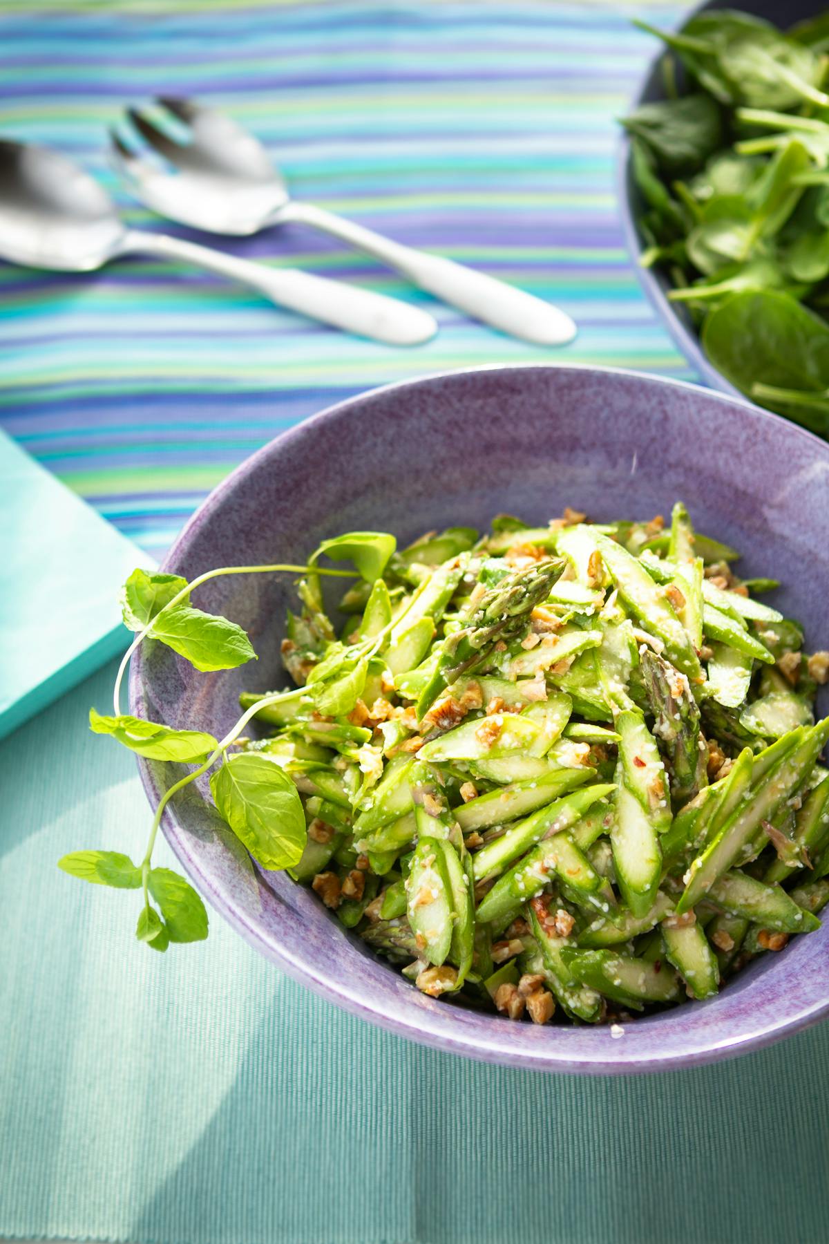 Low-carb asparagus salad with walnuts