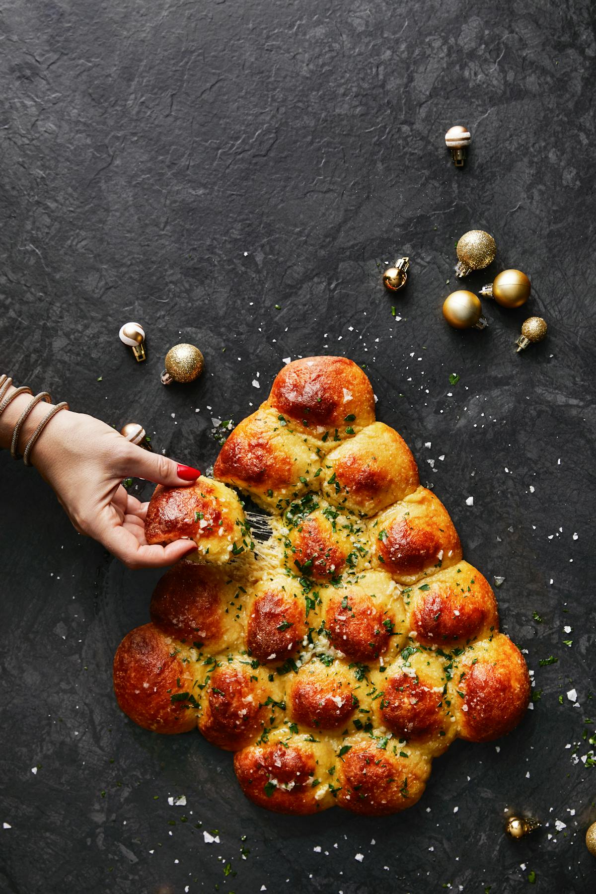 Keto mozzarella bread tree with garlic butter
