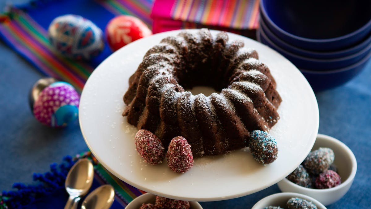 Low-carb chocolate cake with Easter eggs