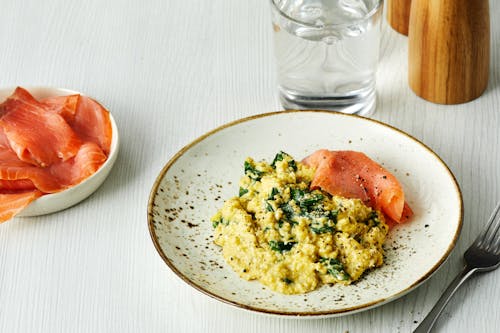 Scrambled eggs with spinach and smoked salmon