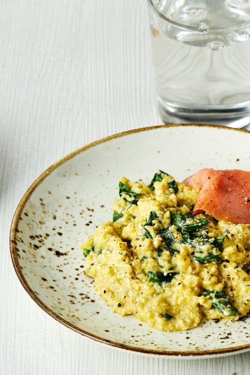 Scrambled eggs with spinach and smoked salmon