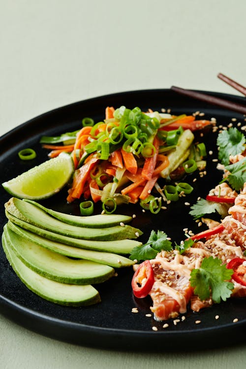 Low carb sashimi salad with sriracha mayo