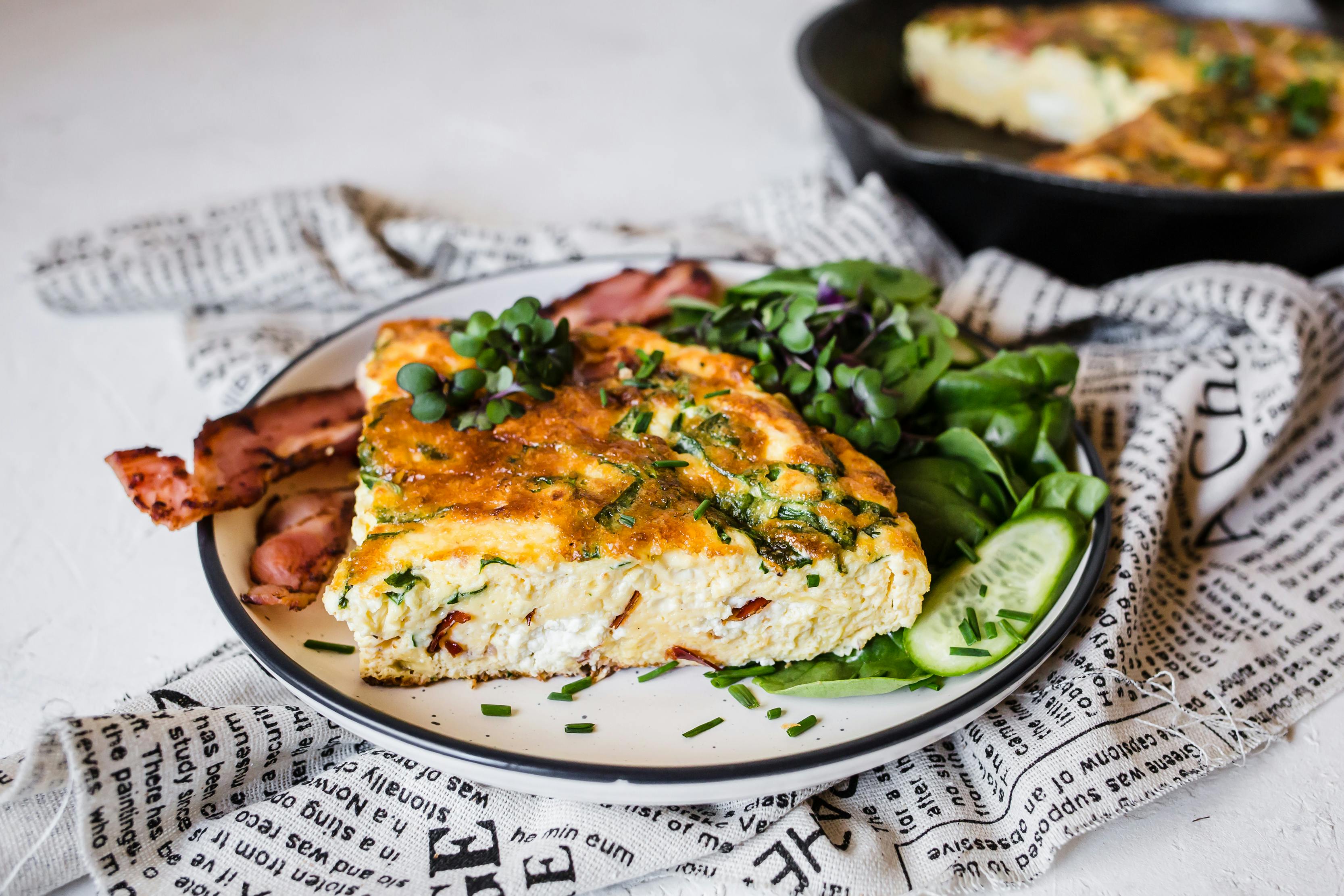 Фритата тата тата. Белковая Фриттата с овощами Азбука. Азбука вкуса белковая Фриттата. Кето завтрак с сыром. Белая Фриттата с маскарпоне, жареной грудинкой и микрозеленью.