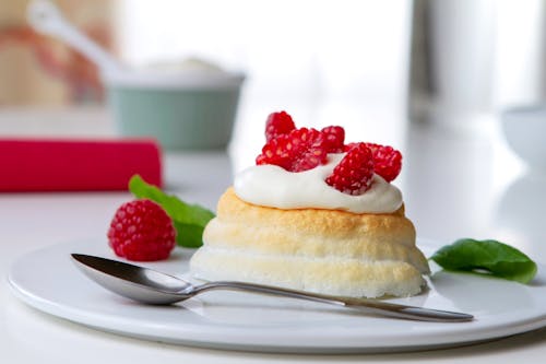 Low carb pavlova with fresh berries