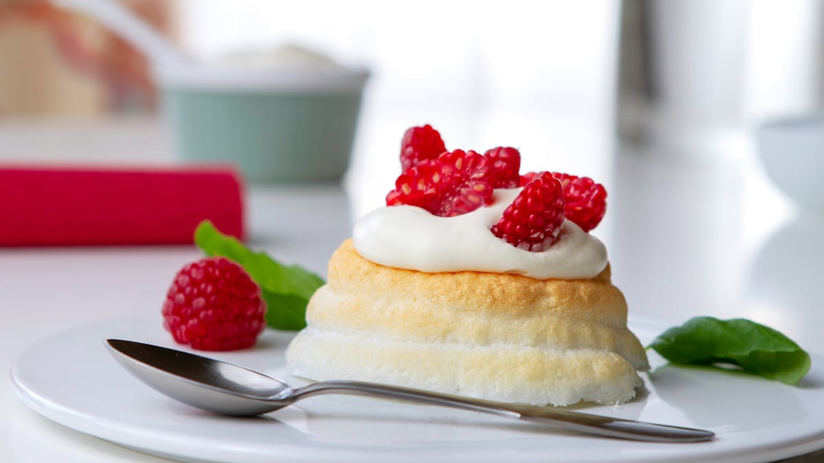 Low carb pavlova with fresh berries