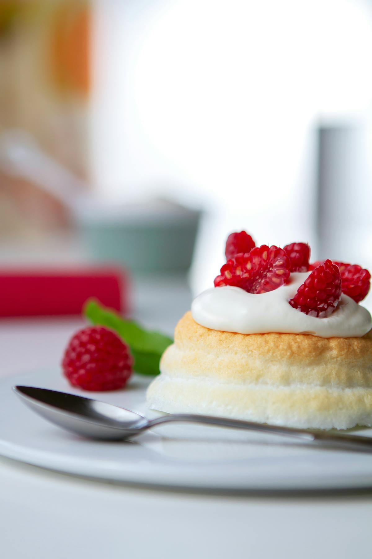 Low-carb pavlova with fresh berries