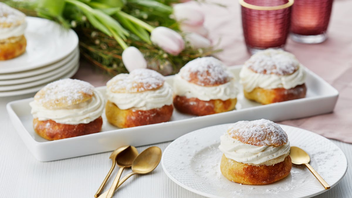 Mini keto cream buns (Swedish semlor)