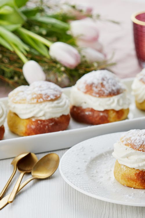 Mini keto cream buns (Swedish semlor)
