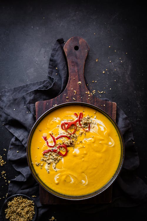 Low-carb golden pumpkin spice soup