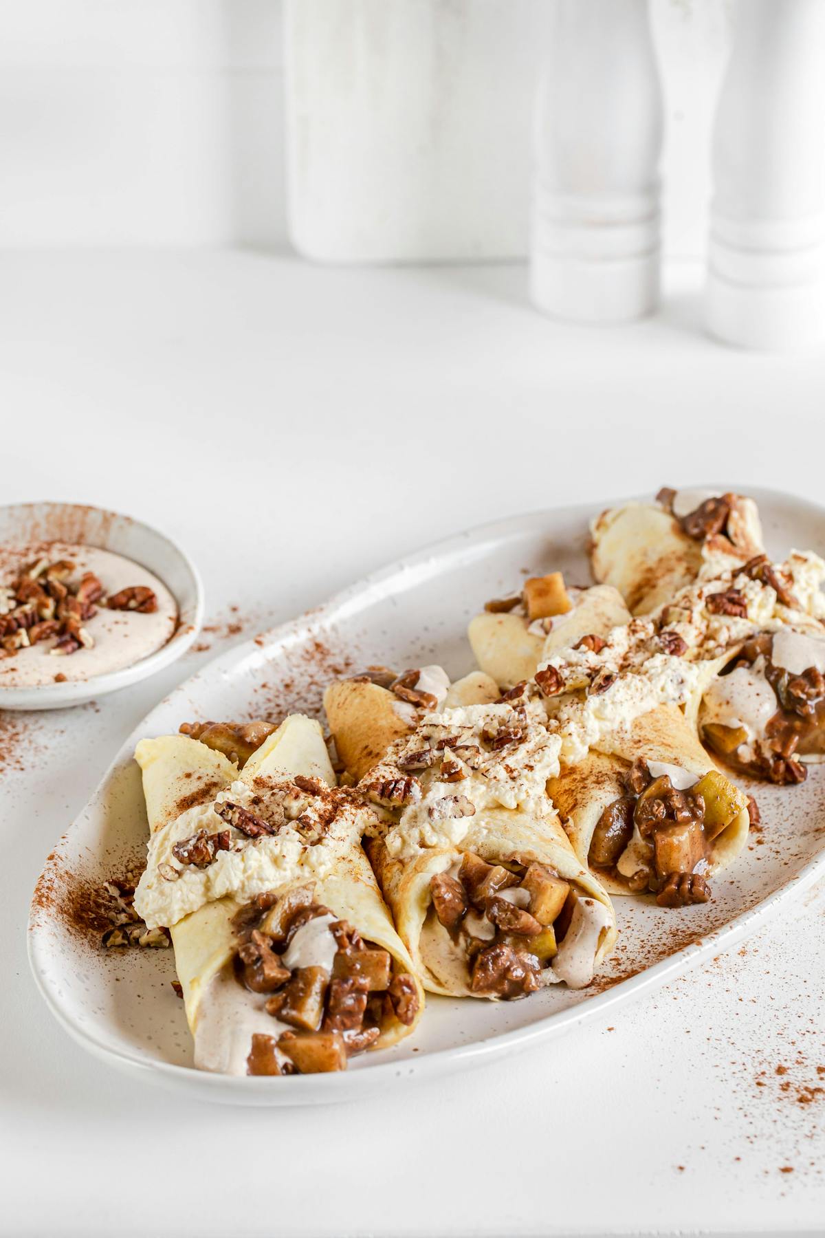 Cream-filled low carb crepes with zucchini-apple topping