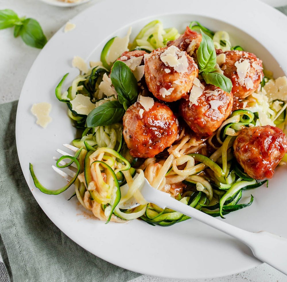 https://i.dietdoctor.com/wp-content/uploads/2020/11/Italian-turkey-meatballs-with-zoodles-v-2-scaled.jpg?auto=compress%2Cformat&w=1000&h=1000&fit=crop&rect=0,1024,1433,1408