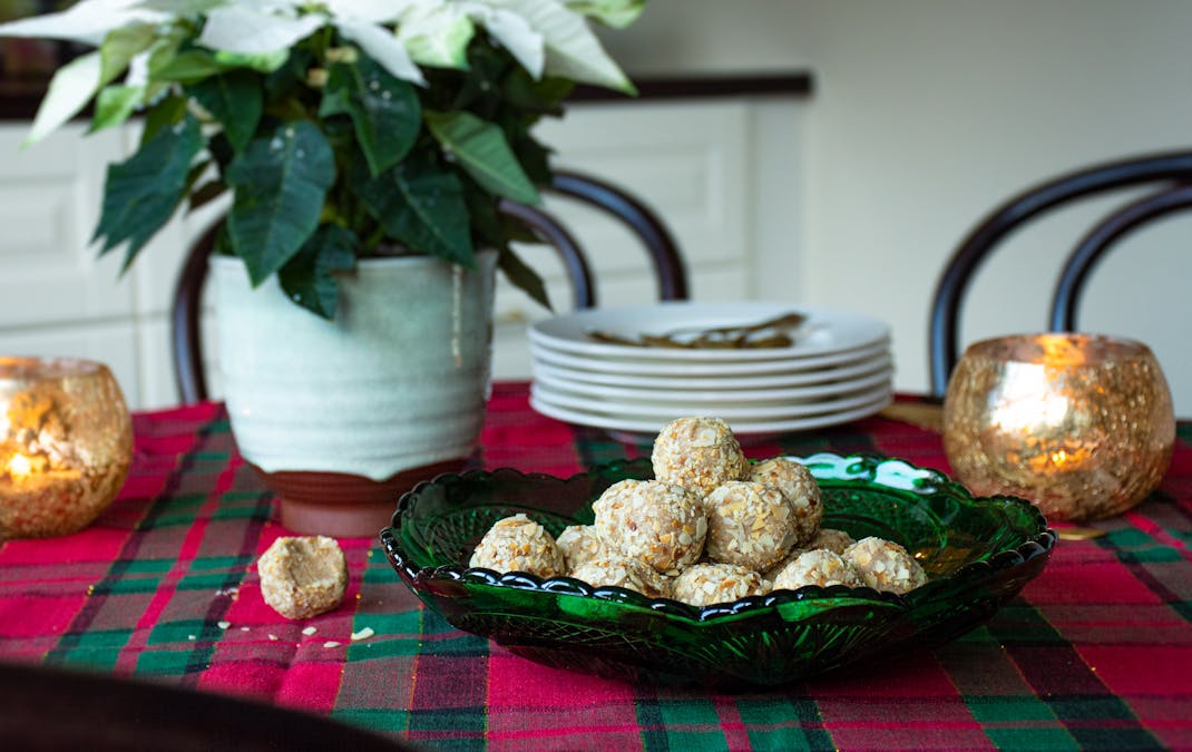 Keto no-bake gingerbread bites
