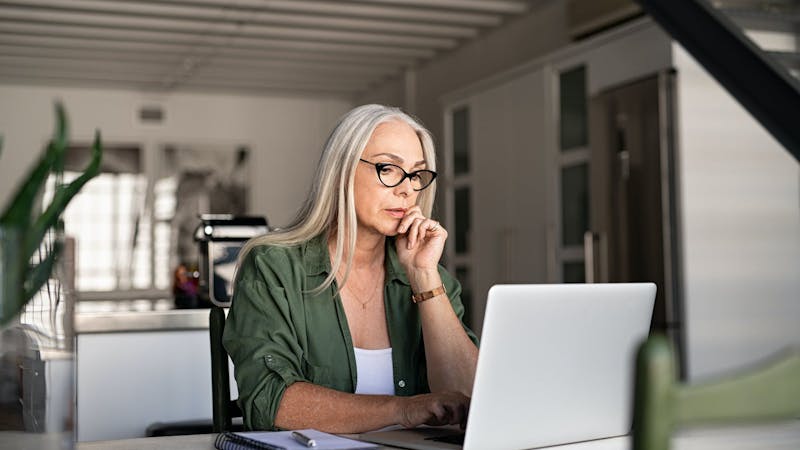 woman-looking-at-computer