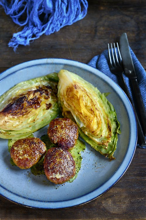 Sautéed pointed cabbage with chicken meatballs