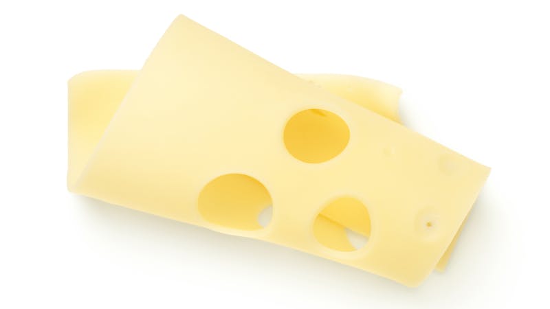 Emmentaler奶酪片分离在白色背景gydF4y2Ba