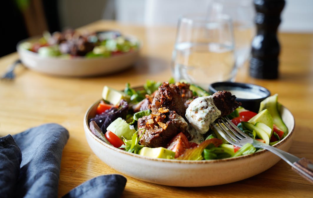 Garlic steak bite salad with tarragon dressing