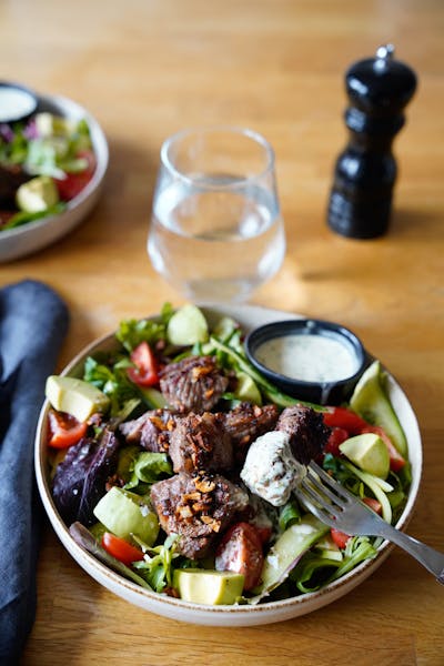 Garlic steak bite salad with tarragon dressing