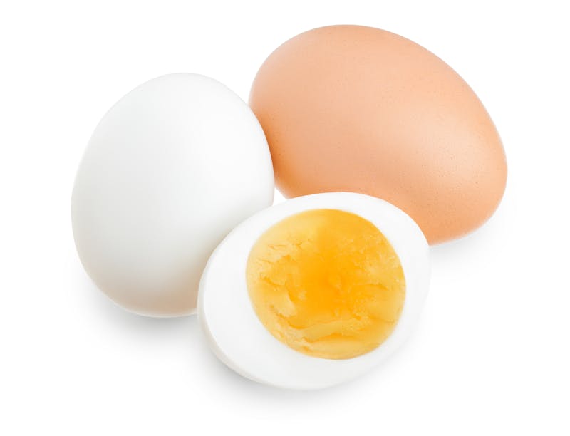 煮熟的鸡蛋和半孤立的白色背景gydF4y2Ba