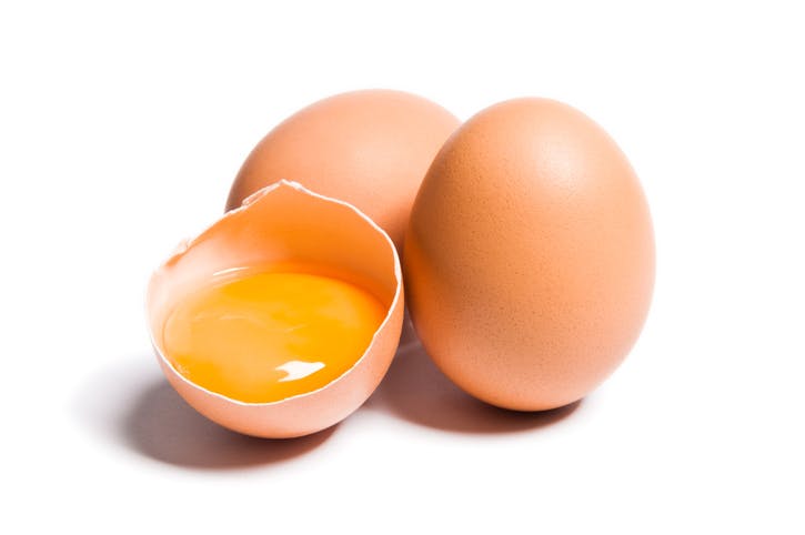生鸡蛋一组棕色，一组是破的，孤立的白色gydF4y2Ba
