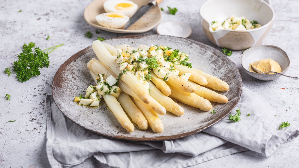 White asparagus with egg vinaigrette