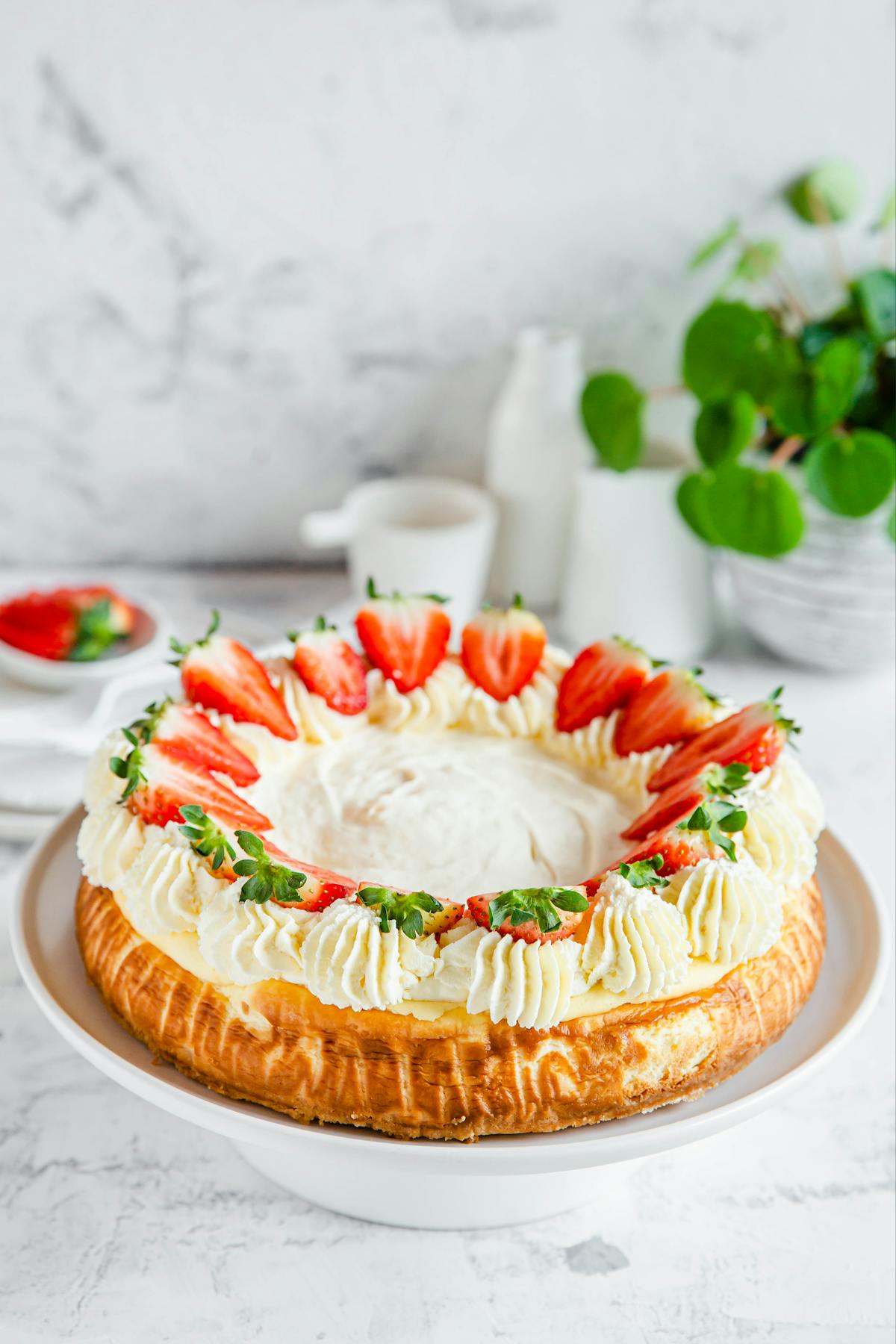 Low carb cheesecake with sour cream topping