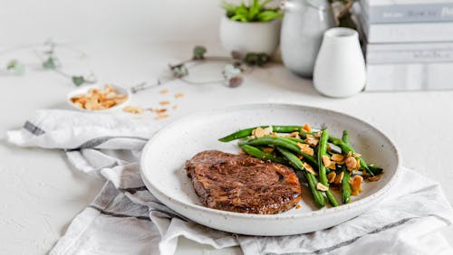 Sirloin steak with butterfried green beans and almonds