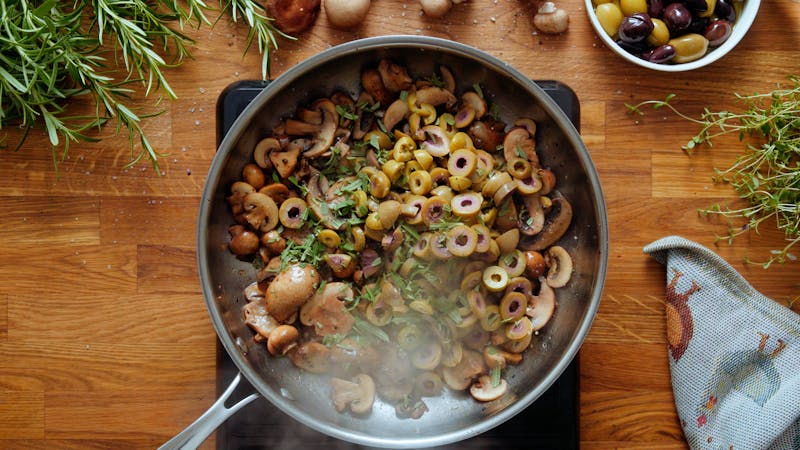 Chicken with olives and mushrooms