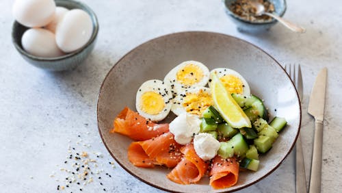 High-protein breakfast bowl with eggs and smoked salmon