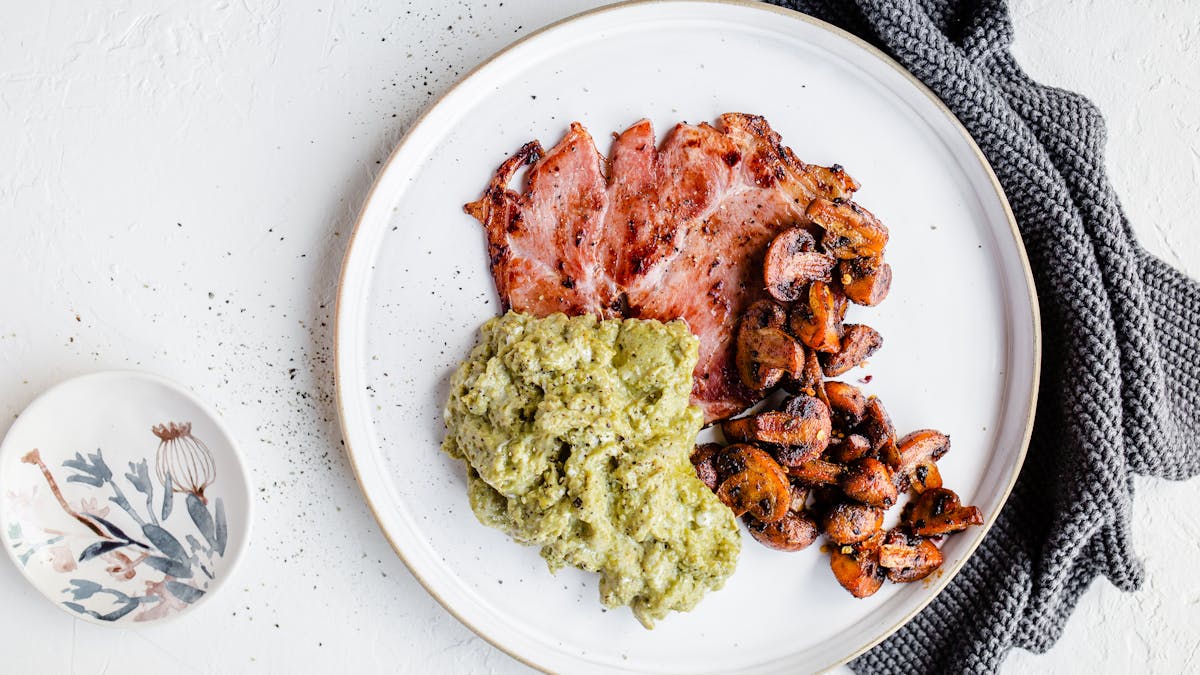 Green pesto eggs with ham and mushrooms
