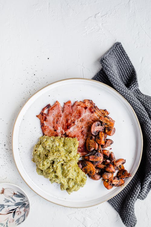 Green pesto eggs with ham and mushrooms