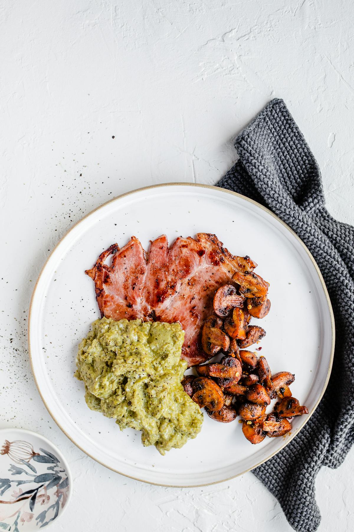 Green pesto eggs with ham and mushrooms