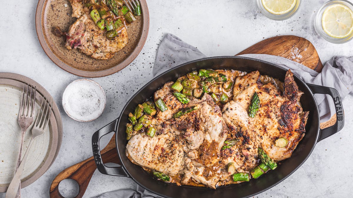 Keto pork chops with asparagus