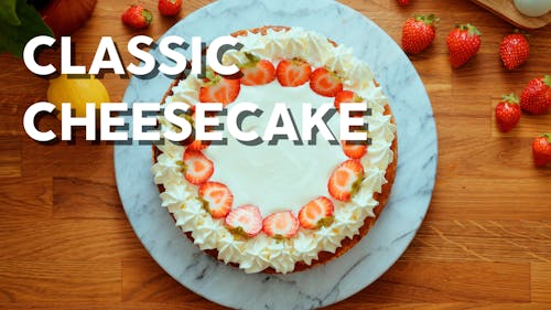 Low-carb cheesecake with sour cream topping