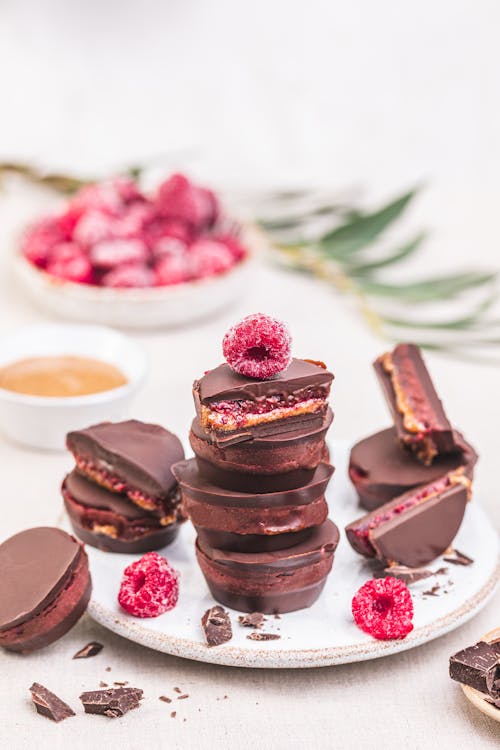 Low-carb almond butter and raspberry cups