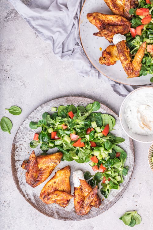Crispy chicken wings with garlic yogurt dip
