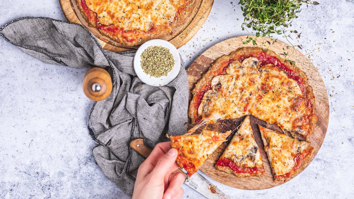 Double-cheese mushroom "meatza"