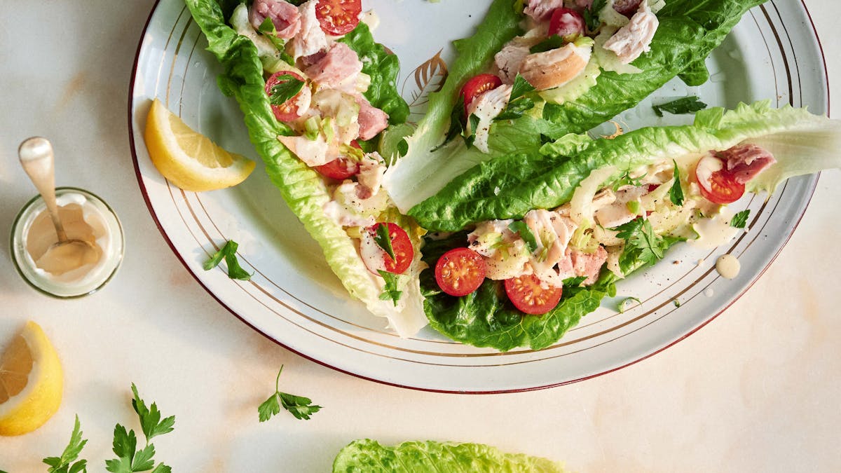 Lettuce cups with deli turkey, tomatoes and mayo