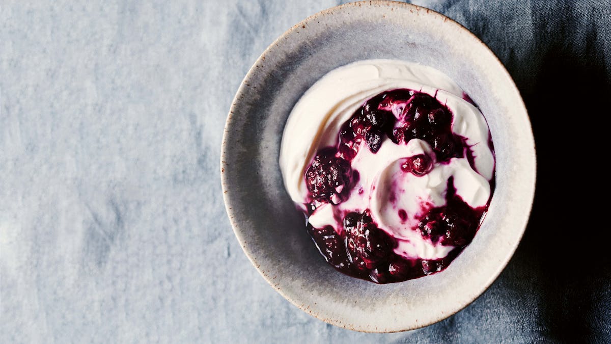 Yogurt swirl with instant jam