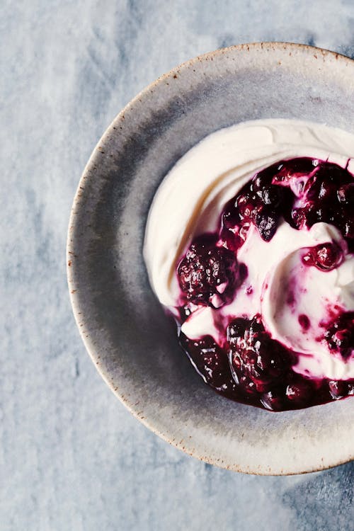 Yogurt swirl with instant jam