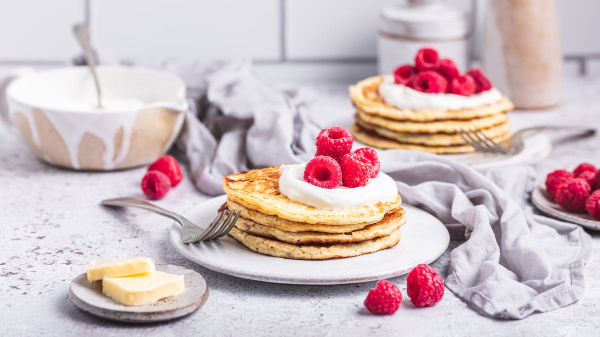 Protein pancakes with Greek yogurt and raspberries