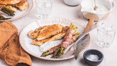 Chicken breast with bacon wrapped asparagus and blue cheese dressing