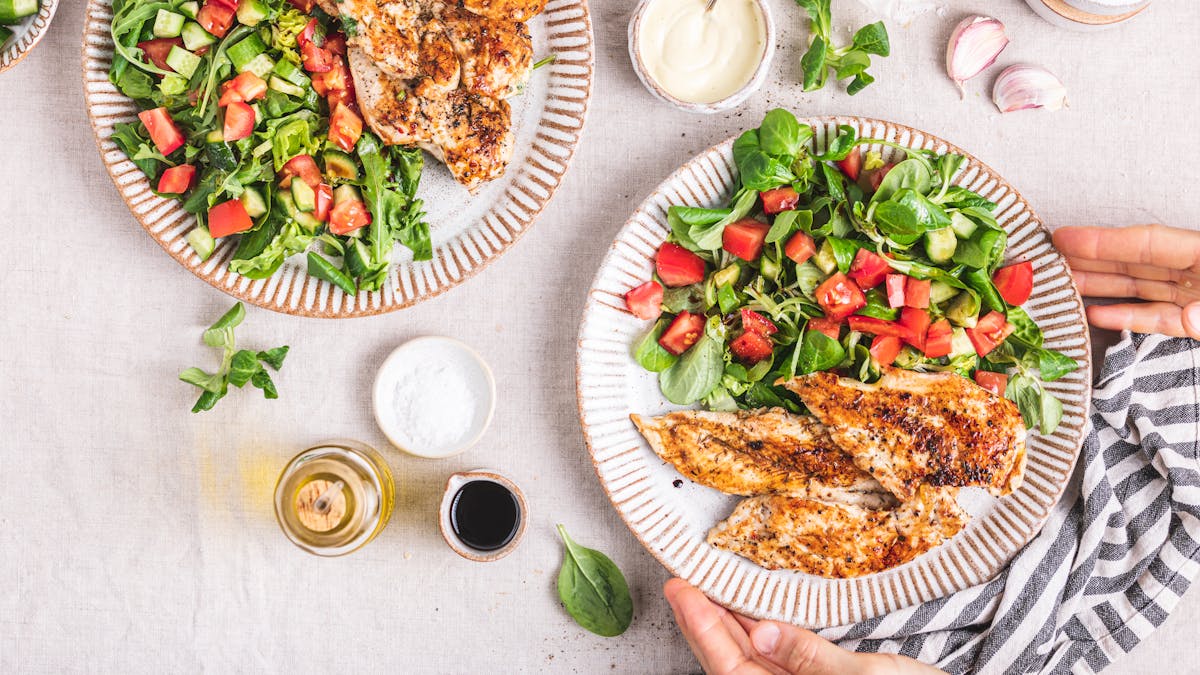 Skillet chicken breast with salad and aioli