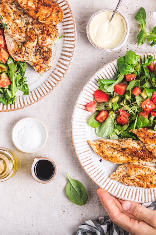 Skillet chicken breast with salad and aioli