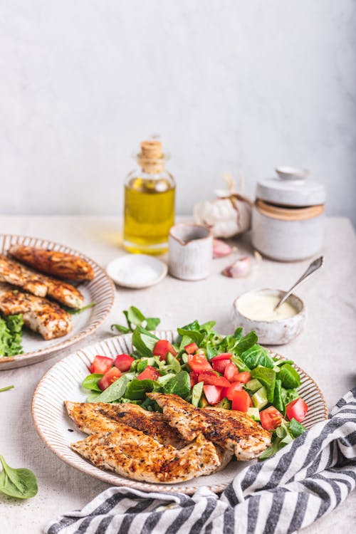 Skillet chicken breast with salad and aioli