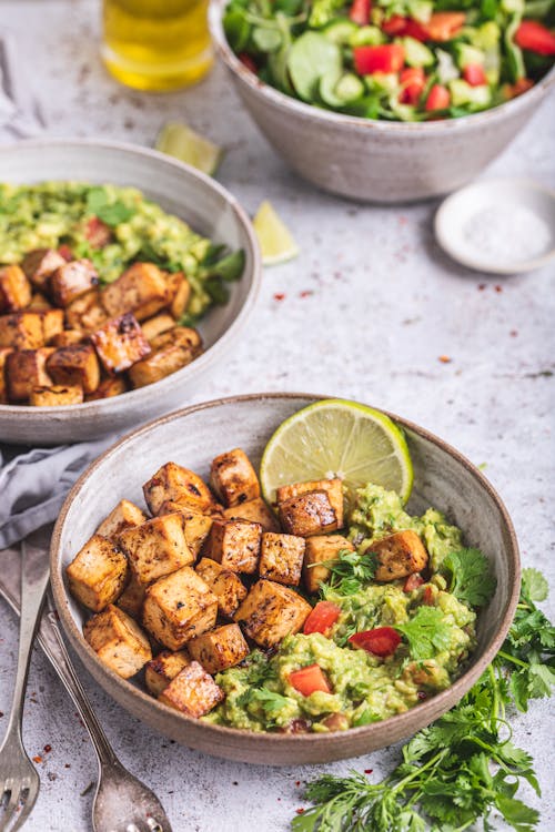 Mexican tofu with salad and guacamole