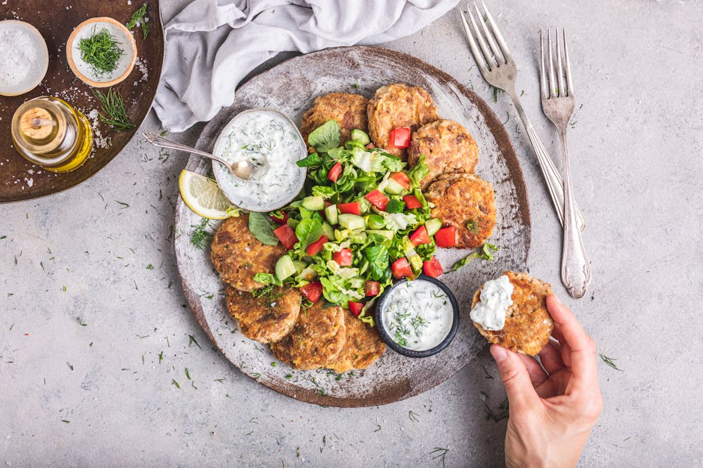 Tuna burger with salad and tzatziki