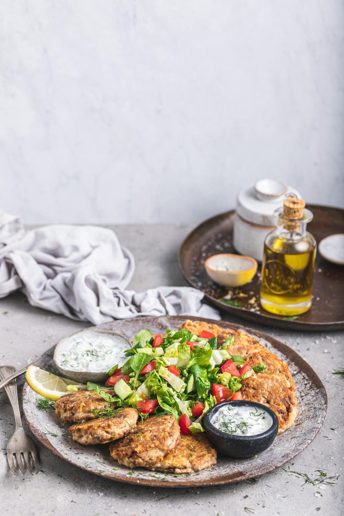 Tuna burger with salad and tzatziki