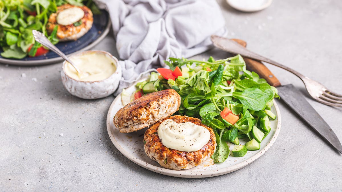 Turkey burger with salad and aioli