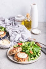 Chicken cheeseburgers with green garlic dressing